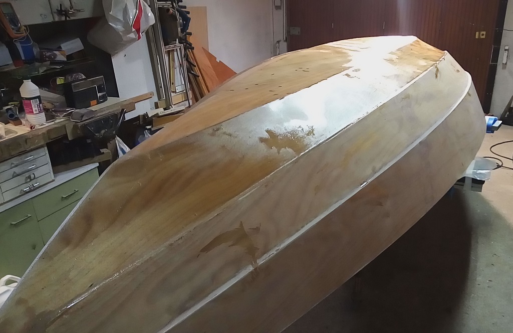 G&eacute;rard vient de stratifier le dessous de son Skerry Raid. Comme sur le Skerry standard, seule la sole et la premi&egrave;re paire de bord&eacute;s sont couverts de fibre de verre afin de gagner du poids. Par contre, toute la surface int&eacute;rieure est stratifi&eacute;e afin de rigidifier la coque (contrairement au Skerry standard, pour lequel la tratification int&eacute;rieure couvre la m&ecirc;me surface que l'ext&eacute;rieure). 