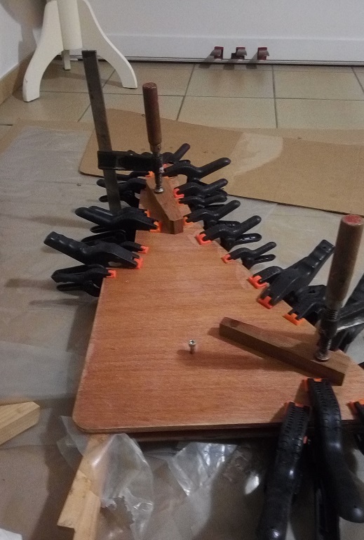 Collage du gouvernail au pied du piano. Comme la majorit&eacute; des animaux domestiques, le gouvernail recherche la chaleur des habitations humaines. Celui-ci est tomb&eacute; dans un guet-apens tendu par le gang des pinces, qui sont en train de le d&eacute;vorer sur place. A peine soutenable. 