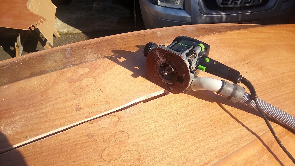 Ouverture du puits de d&eacute;rive &agrave; travers la sole &agrave; la d&eacute;fonceuse. On aper&ccedil;oit en haut &agrave; gauche des &eacute;l&eacute;ments du pont avec leurs joints-puzzle. 