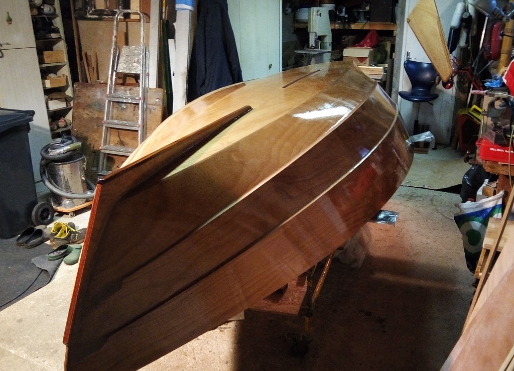 Aileron coll&eacute; ! La fonction de l'aileron est de donner de la stabilit&eacute; directionnelle quand on marche &agrave; l'aviron. Sur le Skerry Raid, tout comme pour le Skerry, son bord arri&egrave;re fournit le second c&ocirc;t&eacute; de la charni&egrave;re du gouvernail. 