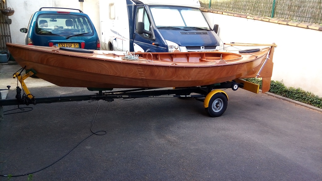 Et hop ! Sur la remorque. A ceux qui en doutaient, "La Marie Pupuce II" sera bien au Rassemblement Arwen Marine du Lac du Der. 