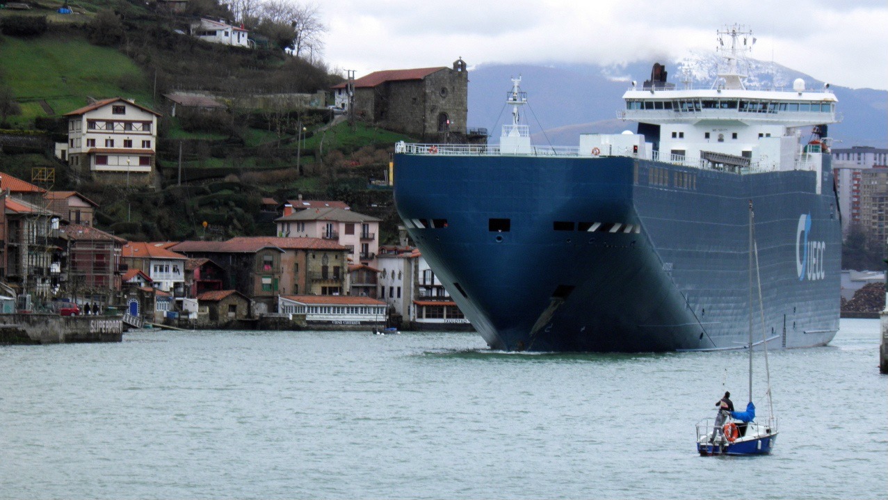 Cette photo m'est envoy&eacute;e par Hubert : il s'agit du goulet d'acc&egrave;s du port d'Errenteria, juste de l'autre cot&eacute; de la fronti&egrave;re avec l'Espagne, pr&egrave;s de San Sebastian. On voit que le voilier au premier plan s'est sagement gar&eacute; en attendant le passage de ce monstre... 