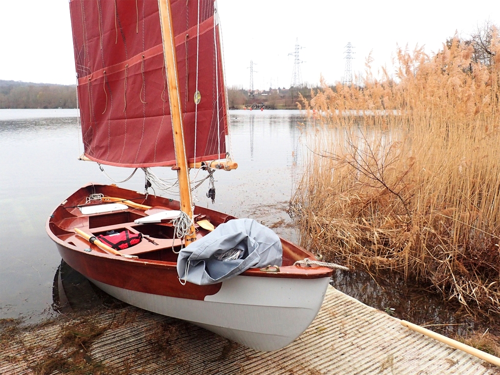 Il est temps de remettre Gandalf sur sa remorque. J'avais l'espoir de le repeindre et revernir cet hiver ou ce printemps, mais cela me parait compromis faute de temps... 