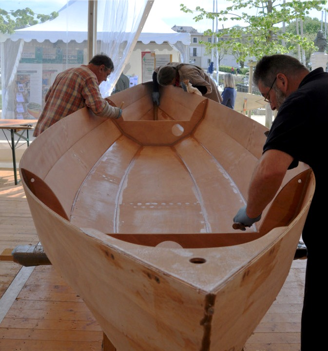 Le travail sur les joints à l'intérieur de la coque continue. 