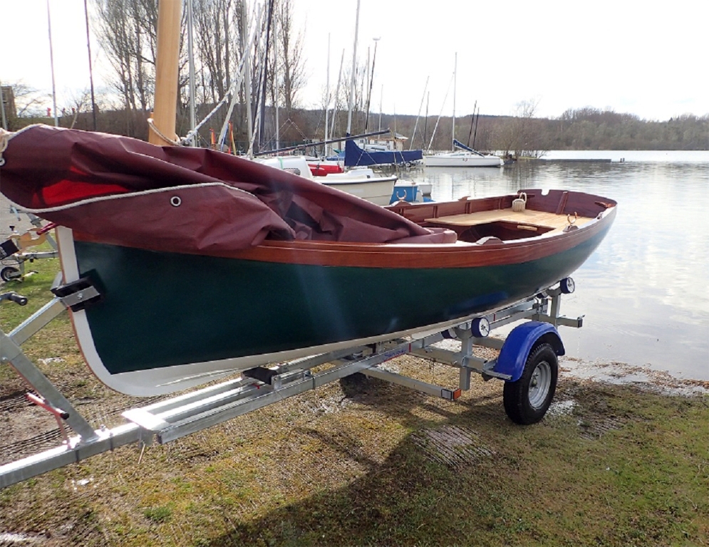 Marc m'envoie cette photo de son Aber Point-Virgule fra&icirc;chement sorti de l'eau suite &agrave; son second pr&eacute;-lancement. Cette fois-ci fut la bonne, Point-Virgule a parfaitement navigu&eacute;, et il est donc pr&ecirc;t pour son lancement officiel au lac du Der ! 