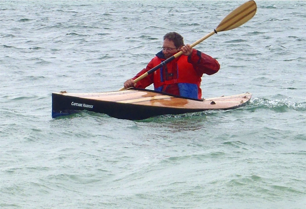 Christophe teste son "Capitaine Haddock", le Wood Duck 12 Hybride (pont en petites lattes sur coque en contreplaqué) qu'il a construit cet hiver. Notez le soin du détail de Christophe : il a utilisé la police de titre des album d'Hergé pour le lettrage du nom de son bateau, et les couleurs portées par Archibald : pull bleu et costume noir. 