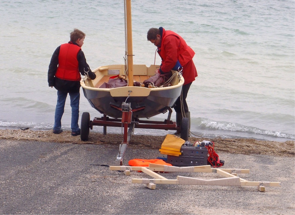 Préparation de mise à l'eau pour la Laïta "Cotentin". Notez le ber au sol au premier plan, qui permet de transporter "Capitaine Haddock" par-dessus "Cotentin". 