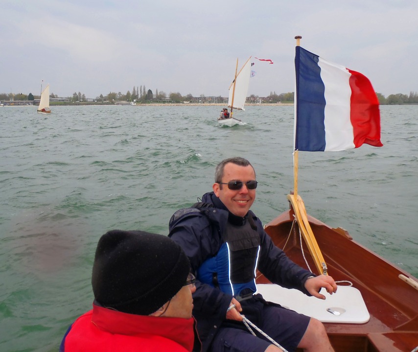 Benoit à la barre de "Gandalf", poursuivi par "La Marie-Pupuce" et "Anouket" à gauche. 