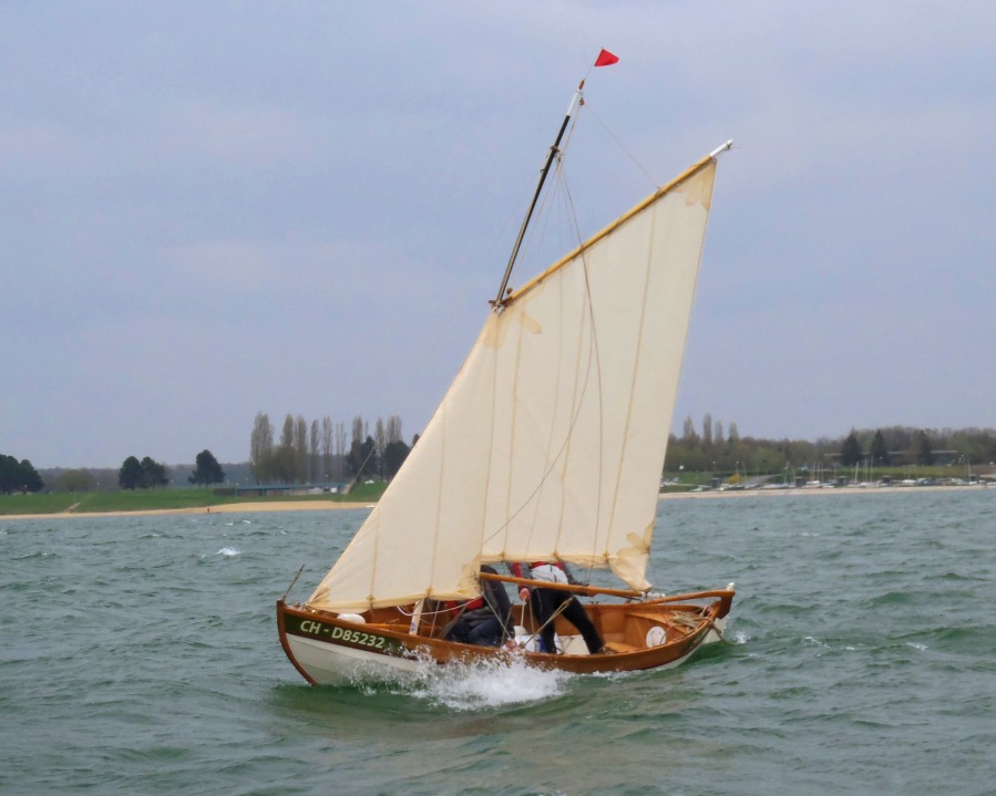 "Anouket" avec un ris dans le foc et deux dans la grand-voile. 