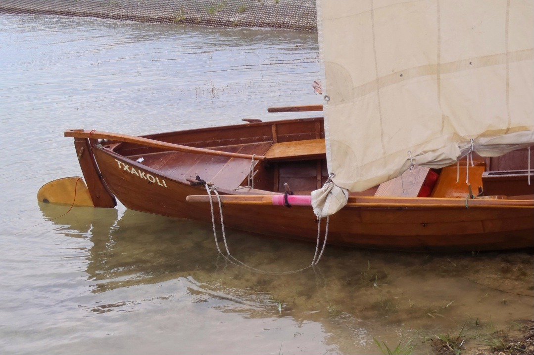 Jolie image de l'Elorn "Txakoli", avec deux ris dans sa grand-voile. 