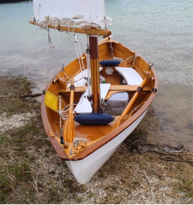 "La Marie Pupuce avec deux ris dans la grand-voile. Notez le système de hale-bas installé par Gérard.