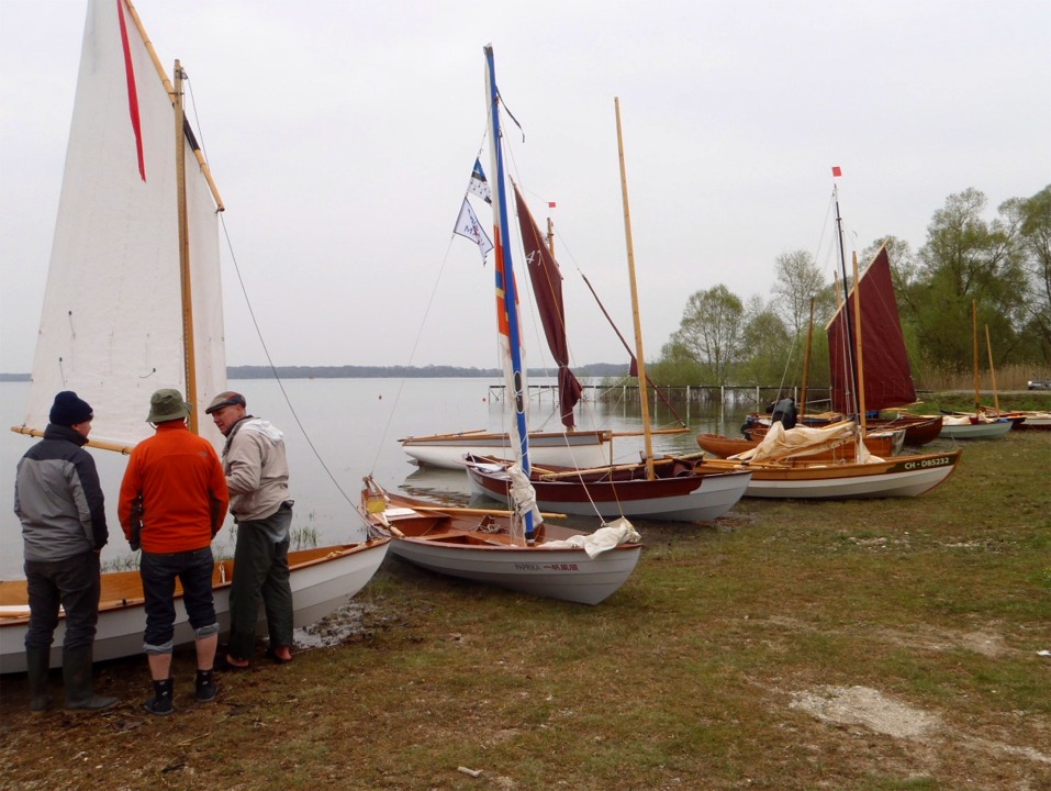 Hubert, Ludo et Gérard discutent de la taille des rosiers, à moins que ce ne soit de navigation en Skerry... 