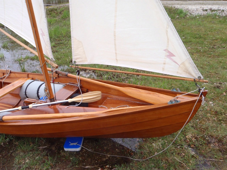 "Prise de Ris'k" gréé nous montre son petit foc autovireur, avec son balestron. Notez le pare-battage qui évite d'abîmer le vernis sur les cailloux de la plage (bon, ici, on pourrait s'en passer). 