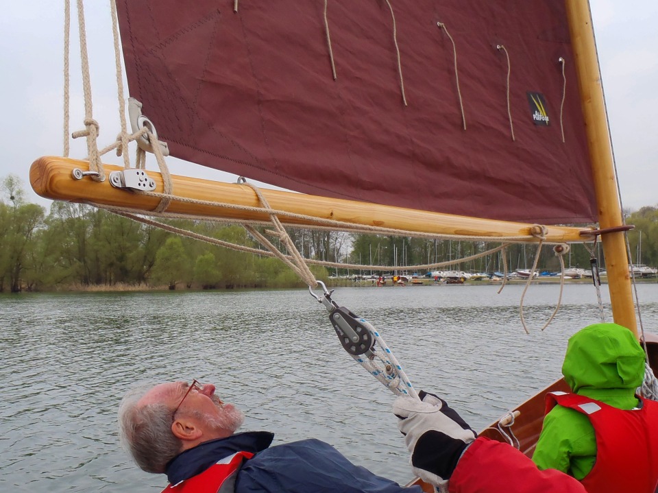 Philippe scrute la grand-voile de "Gandalf". Notez au passage l'installation des deux bosses de ris en bout de bôme : les bosses partent d'un pontet, passent dans la cosse sur la chute et reviennent sur un taquet près du mât en passant par une poulie de renvoi. De la sorte, on peut prendre ou larguer un ris sans devoir affaler la voile, il suffit de mollir la drisse et le hale-bas de guindant pendant la manoeuvre. 