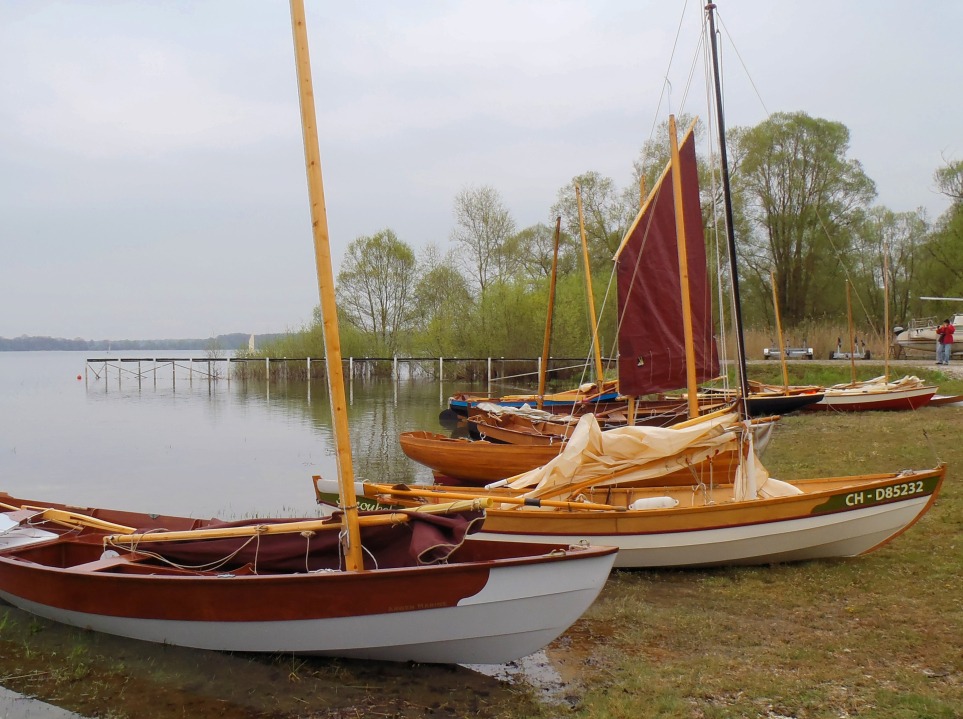 La flottille abandonnée sur la pelouse du Club Nautique de Haute Seine pendant le déjeuner. 