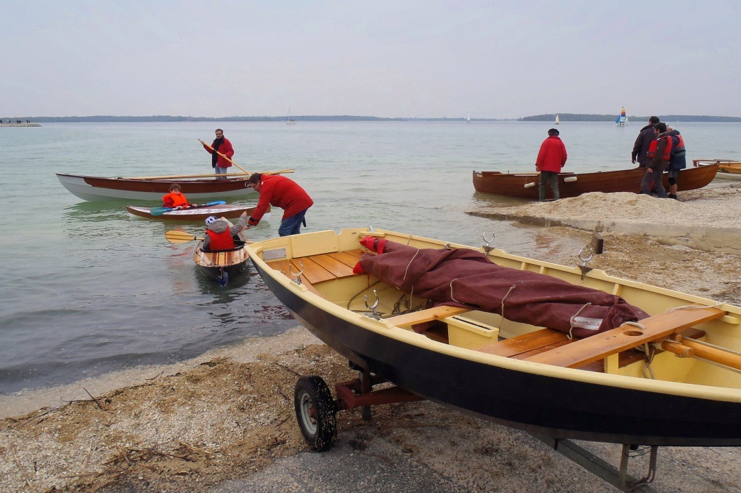 Chacun s'affaire à dégréer, ranger et remettre les bateaux sur leur remorque. 