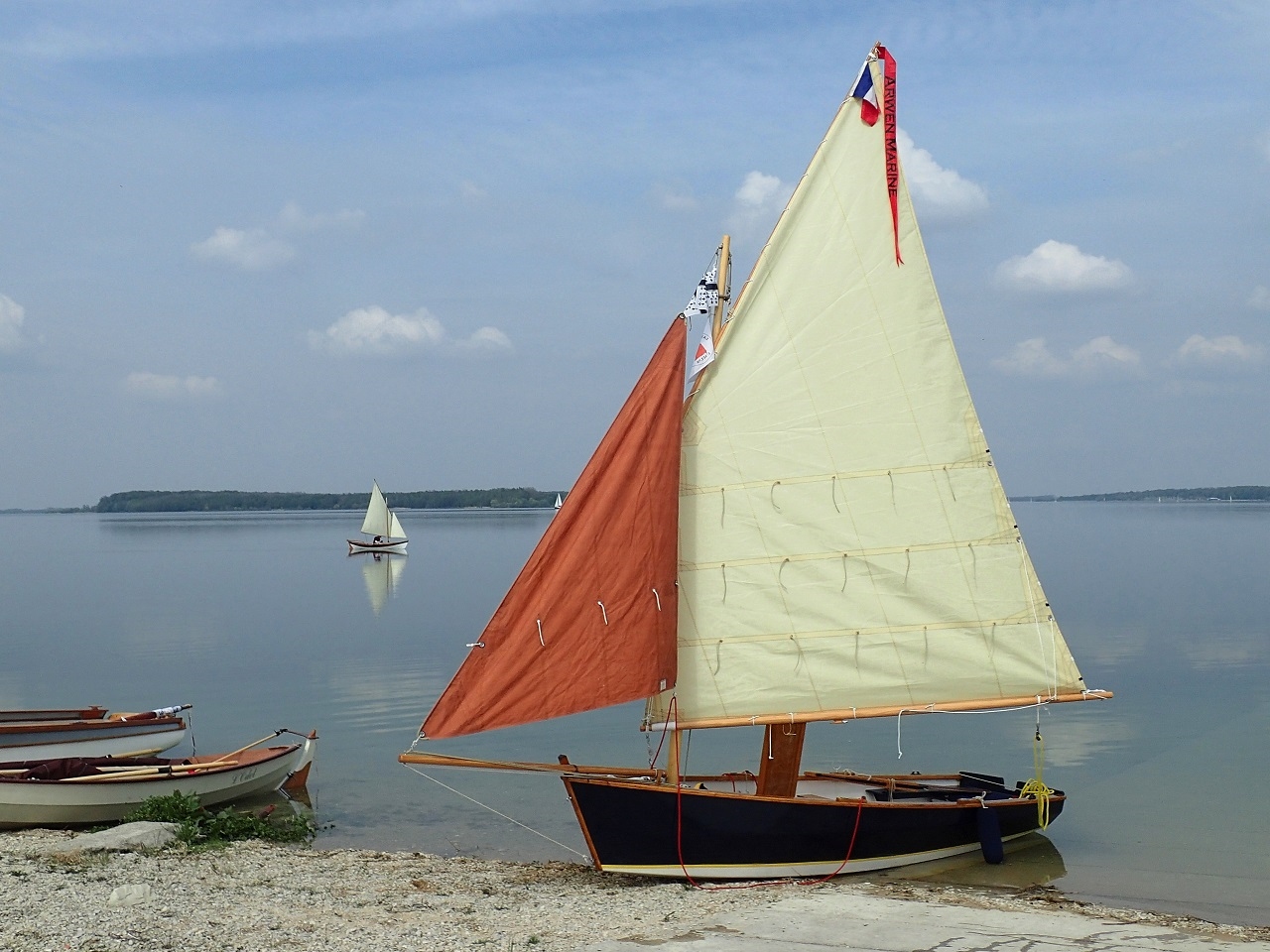 "An Treizh", le bateau de Ronan, est fin prêt, mais c'est assez calme... Cest le Doryplume "Love Dory" que l'on aperçoit "en mer". Pour ceux qui ont loupé le dénbut du film, "An Treizh" signifie "Le Passage" en breton, et c'est le nom de l'endroit où un bac reliait deux cales sur l'Aulne maritime, avant la construction du pont de Térénez (qui vient d'être remplacé, mais c'est une autre histoire). L'arrière grand-père de Ronan a été passeur à cet endroit et il y conserve des racines très vivaces. De plus Ronan gère un site web de ce nom. 