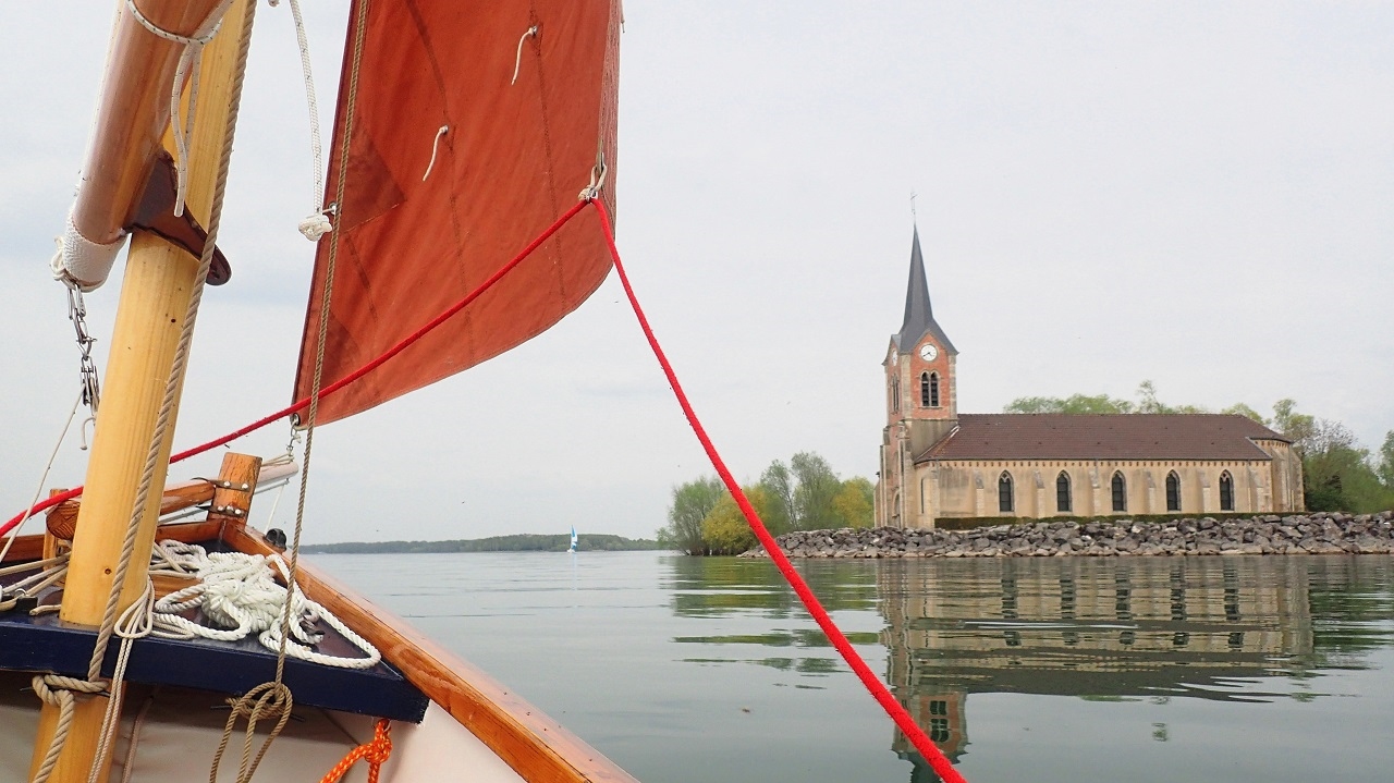 L'&eacute;glise de Champaubert-aux-Bois est le seul b&acirc;timent qui f&ucirc;t conserv&eacute; du village du m&ecirc;me nom lors de la mise en eau finale du barrage du lac du Der-Chantecoq, car elle &eacute;tait situ&eacute;e sur un promontoire. Le lac a &eacute;t&eacute; cr&eacute;&eacute; entre les ann&eacute;es 1940 et 1970 afin de stocker les eaux de la Marne pour r&eacute;gulariser son d&eacute;bit et r&eacute;duire le risque de crue sur Paris. 
