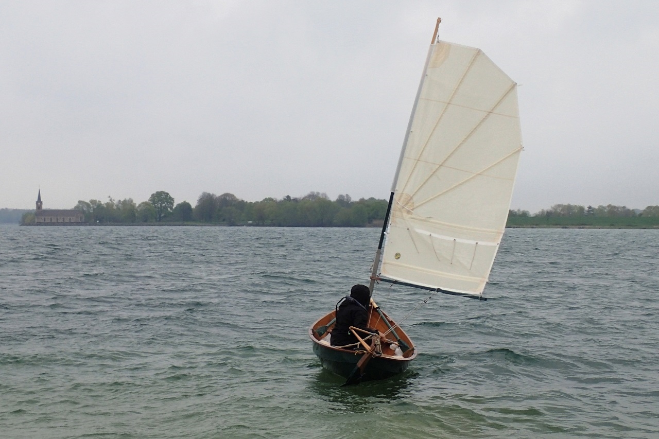 Jean-David est venu de Doëlan avec son Skerry "Piff" et sa curieuse voile en éventail. 