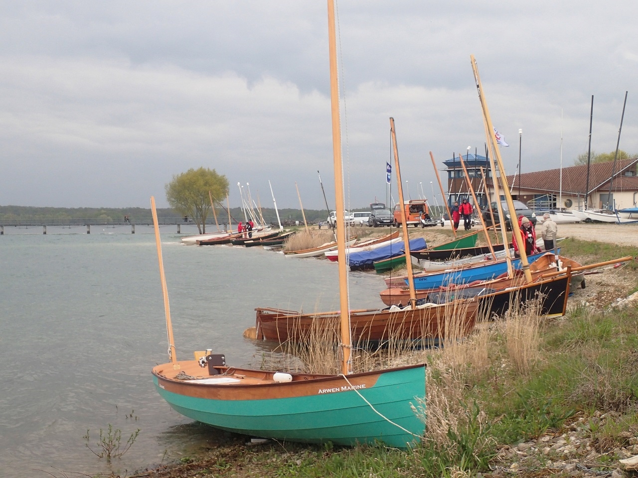 En fin de journ&eacute;e, toute la flottille se retrouve sur la "plage" devant l'&eacute;cole de voile. 