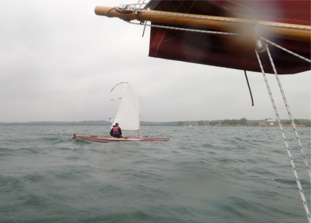 Je suis bord à bord avec Didier sur "Miss Barbie" au bon plein et il me remonte, alors que malgré le ris que j'ai pris, je porte deux fois plus de toile ! Mais malgré la petite taille de son esquif, Didier a un mètre plus de longueur de flottaison et presque moitié moins de bau que "Gandalf", et il est trois fois moins lourd... On le voit se glisser à travers l'eau à toute vitesse alors que "Gandalf" doit se frayer un passage en force à travers chaque vague : quelle injustice !