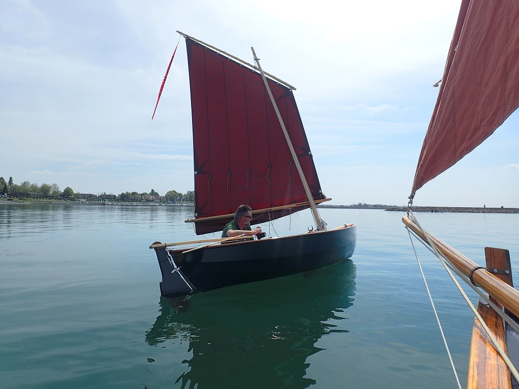 Le Skerry Raid, avant que je jette mon appareil photo... J'ai emprunt&eacute; la misaine du Silmaril, que je porte avec un ris car elle n&eacute;cessite un m&acirc;t de 5 m de haut alors que celui que j'ai fabriqu&eacute; est destin&eacute; &agrave; porter une voile de 7.60 m2, comme celle de La Marie Pupuce. Je n'ai pas eu le temps de fabriquer la b&ocirc;me et la vergue pour la nouvelle voile. 