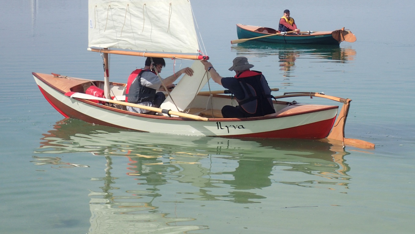 Le Skerry modifi&eacute; "Ilyva" est mis en vente par Francis, ici &agrave; la barre avec Manu comme &eacute;quipier. Ronan teste l'aviron sur Atipik. 