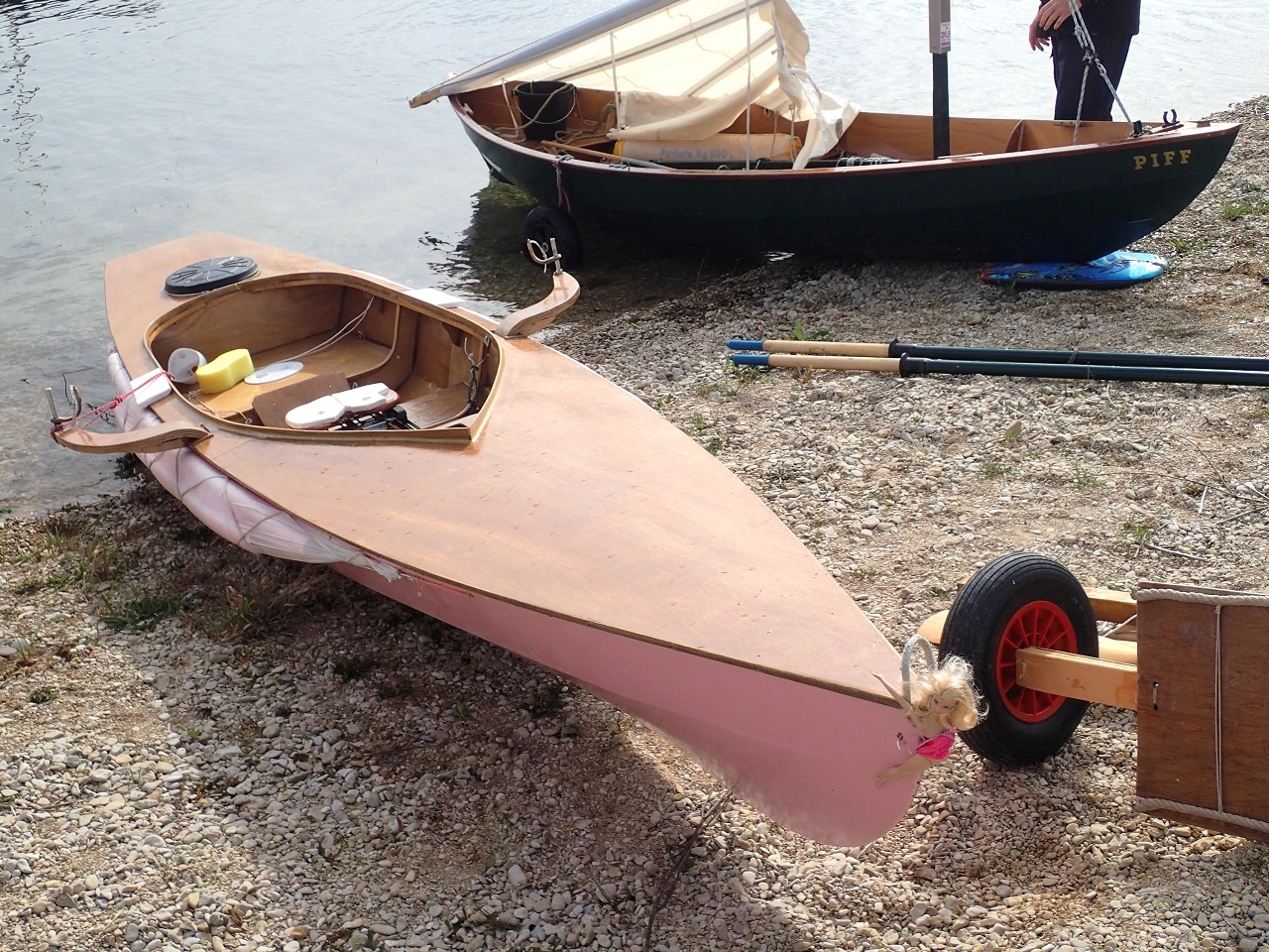 Le dimanche matin, le vent est tombé, et le soleil est revenu mais la température a encore baissé. Gros plan sur "L'Explorameur" et sur "Piff" au second plan. 