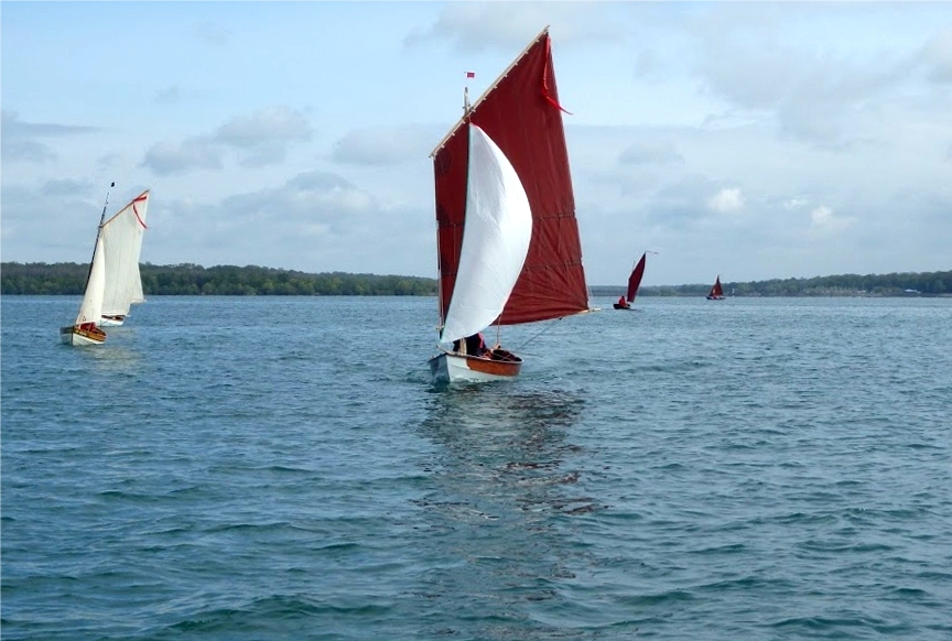 Grâce à l'aide d'Hervé, nous faisons un nouvel essai nettement plus concluant avec le spi asymétrique sur "Gandalf". A gauche, le Skerry "Anouket" de Ludo masque un second Skerry : "La Marie Pupuce" à Gérard, et à droite on aperçoit l'Aber "Point-Virgule" de Marc et "Enfin!". 