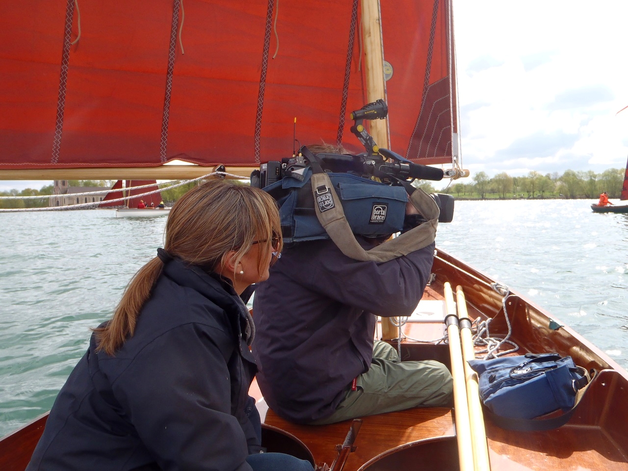 Je m'aper&ccedil;ois un peu tardivement que je n'ai pas propos&eacute; de gilet de sauvetage &agrave; l'&eacute;quipe de France 3 Reims venue tourner un petit sujet (visible &agrave; partir de 16'30" sur cet enregistrement du 19-20). Ils ont d'abord fait un tour &agrave; bord de "Gandalf"...