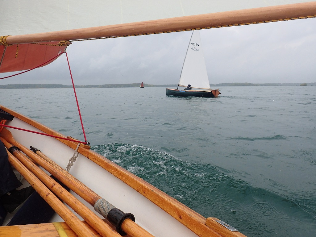 Changement d'ambiance le samedi matin : pluie et vent de force 2 &agrave; 3, apr&egrave;s le grand soleil et le calme de vendredi. Atipik photographi&eacute; depuis An Treizh. C'est Tournepierre &agrave; l'arri&egrave;re-plan. 