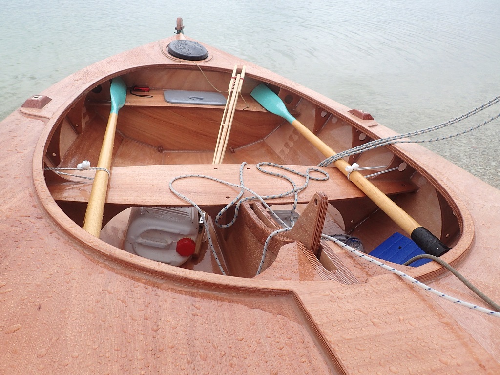 Le cockpit du Skerry Raid. Le bidon est l'un des 4 bidons de 13 litres de ballast liquide (total 52 litres) que je n'ai pas encore attach&eacute;s sur les cot&eacute;s du puits de d&eacute;rive. 