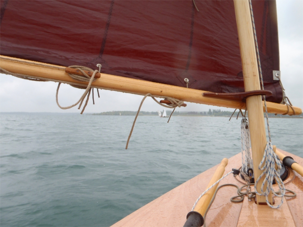 Les photos suivantes sont un peu floues car il ya des gouttelettes de pluie sur l'objectif. Nous avons avec la pluie un bon force 2 avec des rafales &agrave; 3, qui permet de tester un peu plus les nouveaux bateaux et gr&eacute;ements. 