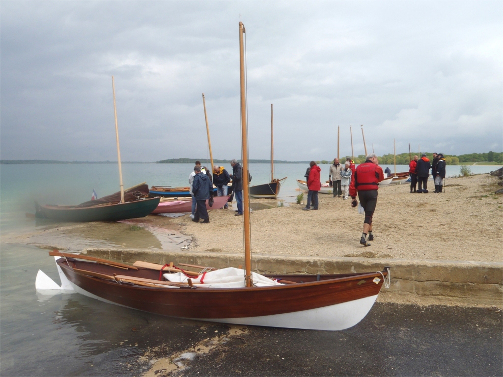 Le tr&egrave;s joli Doryplume "Love Dory" de Jean-Fran&ccedil;ois. Les voiles sont affal&eacute;es pour aller d&eacute;jeuner. 