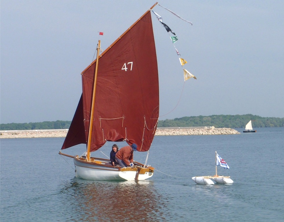 Thema s'en va mouiller l'une des deux bouées-catamarans que j'ai bricolées avec deux flottabilités d'Optimist, trois bouts de bois et de l'élastique. Nous n'utiliserons d'ailleurs pas du tout la seconde et assez peu celle-ci, il faut bien le dire. 