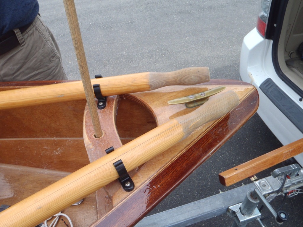 En vue de sa participation à Sail Caledonia, Jean-David a fait tout plein d'aménagements sur son Skerry Piff, dont ces clips de fixation pour les avirons sur l'étrave. Il a aussi une pompe à main fixe, des flottabilités supplémentaires, une coulisse amovible et tout plein d'autres astuces, tout comme sur le Skerry Chasse-Marée de Didier. 