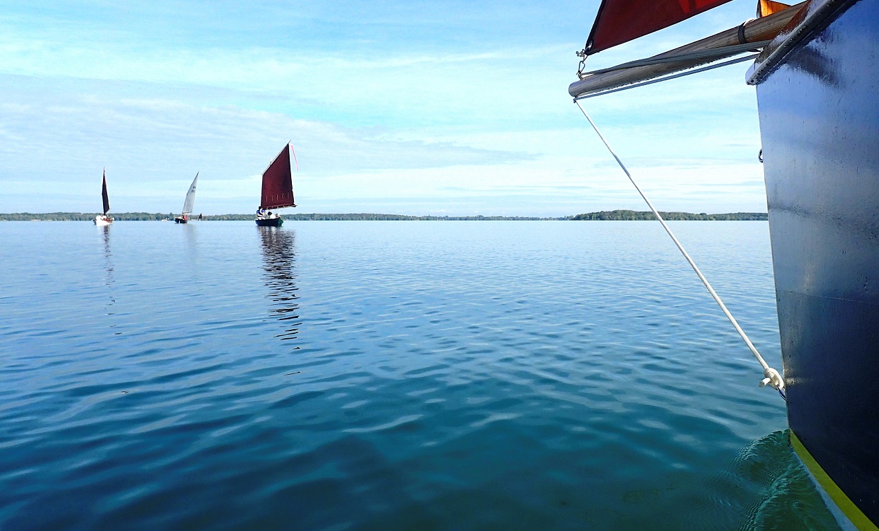 Le soleil fait son retour ce dimanche matin, malheureusement le calme aussi ! Ronan en profite pour cadrer au ras de l'eau. 