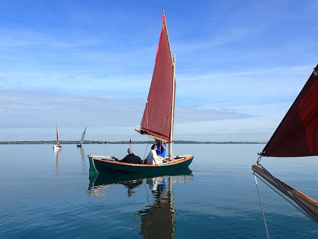 Avec trois personnes &agrave; bord, le Skerry Raid est charg&eacute;, mais sans exc&egrave;s, et je suis tr&egrave;s content de constater qu'il y assez de place pour que tout le monde s'installe &agrave; l'aise. Par contre, il faudra r&eacute;essayer avec du vent. 