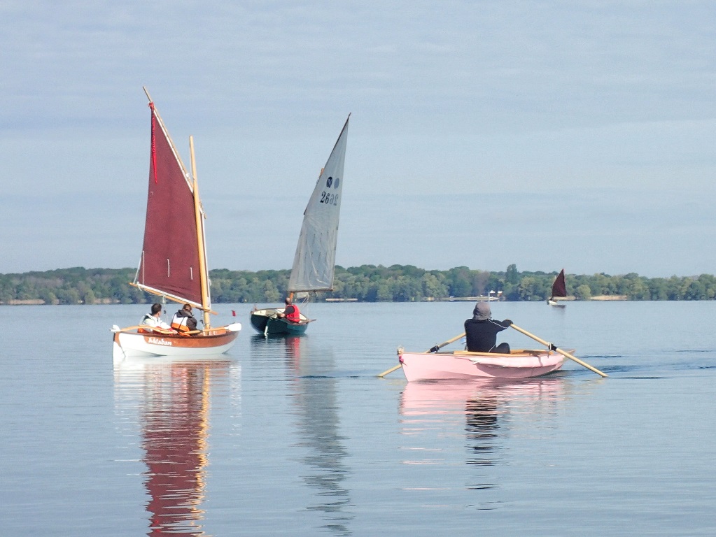 Didier revient d&eacute;ja de l'anse de la Picarde, o&ugrave; nous allons pour d&eacute;jeuner ce dimanche, et croise le Skerry "M&eacute;aban" et le Minahouet "Pinocchio". 