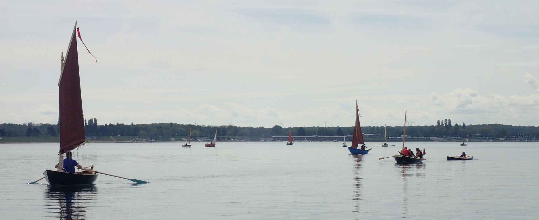 Une partie de la flottille : certains s'acharnent encore &agrave; traquer les ris&eacute;es pour poursuivre &agrave; la voile, mais tous finiront &agrave; l'aviron car le vent finira par tomber tout &agrave; fait. 
