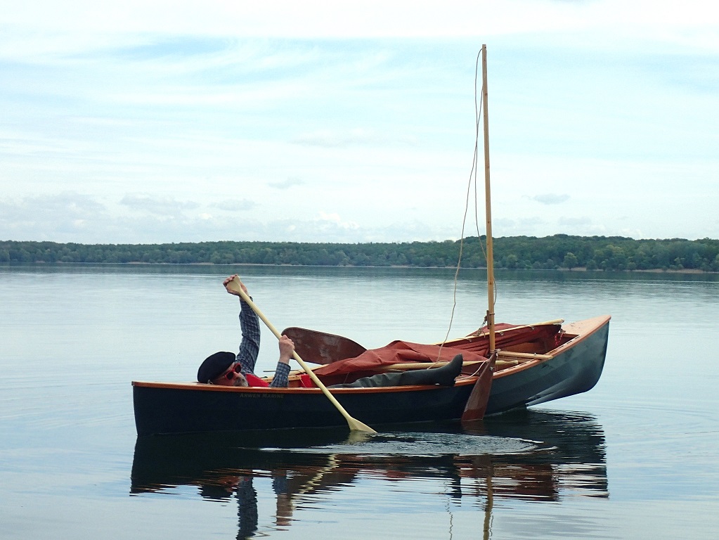 Charles-Edouard a trouv&eacute; une position confortable (?) pour pagayer sur son Cavelier &agrave; voile "Txakoli". 