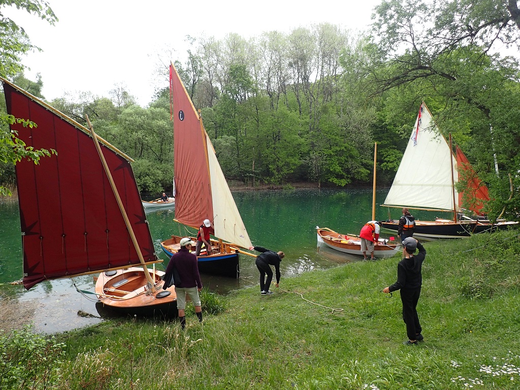 Le temps est tellement calme qu'il n'y a m&ecirc;me pas besoin d'affaler les voiles. 
