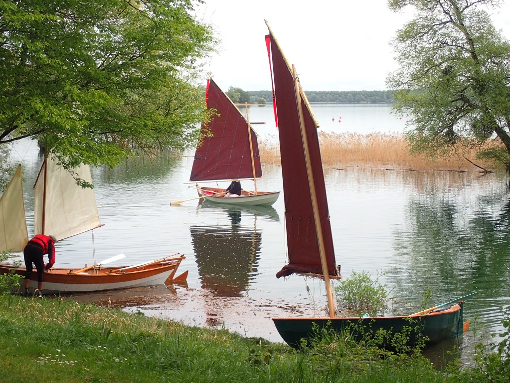 Le temps est tellement calme qu'il n'y a m&ecirc;me pas besoin d'affaler les voiles. 