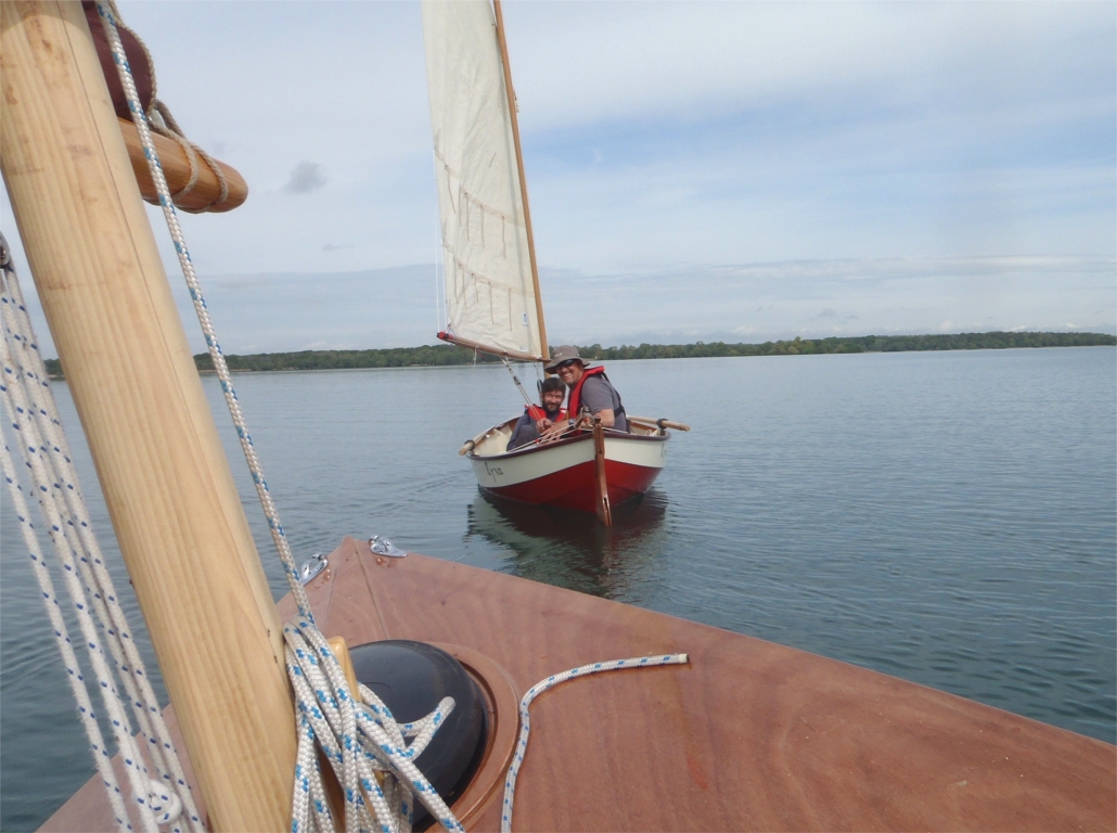 Francis a embarqu&eacute; Manu &agrave; bord d'Ilyva. Manu n'a pas tout &agrave; fait termin&eacute; son propre bateau, un PassageMaker Dinghy : on le verra l'an prochain ! 