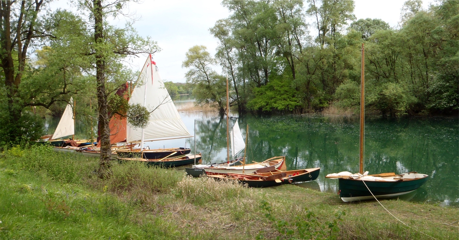 La flottille s'est étalée le long de la berge. 