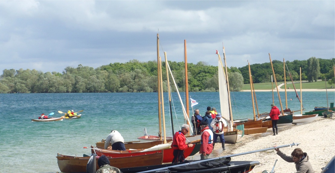 Les apparitions du soleil se font plus fréquentes l'après-midi alors que chacun commence à désarmer après avoir tiré encore quelques bords sur ce joli lac d'Orient. Rendez-vous l'année prochaine au même endroit, du 24 au 26 avril 2015 ! 