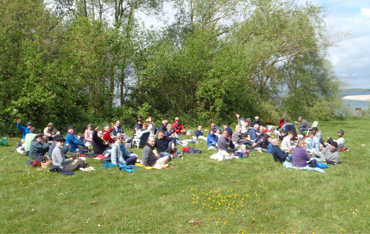 Nous sommes gratifiés d'un rayon de soleil pendant le pique-nique du dimanche pour nous consoler d'avoir dû renoncer à traverser le lac pour aller pique-niquer dans l'anse de la Picarde, selon la tradition. En effet, le vent s'est établi à force 3-4 avec rafales et le retour aurait du être fait au près : nous avons préféré jouer la sécurité car nous n'avons pas de bateau accompagnateur motorisé. 