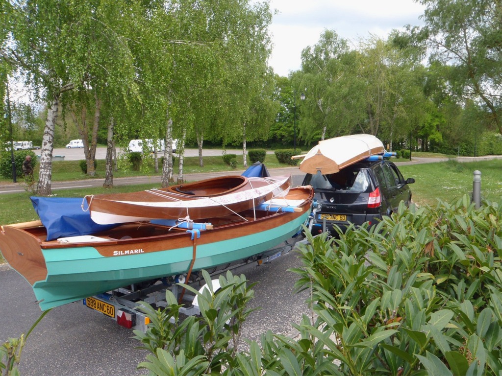 Arrivée vendredi à midi à la Résidence du Lac pour finaliser l'organisation pratique de l'hébergement et du ravitaillement pour le week-end. Je suis venu avec cinq bateaux sur, dans ou attelés à l'Arwenmobile : outre le Silmaril numéro 1, j'ai mon cher Wood Duck 10 et le Coracle S de Nautiraid sur la remorque, la Yole de Chester gréée que je n'ai pas encore essayée à la voile sur les barres de toit, et un kayak pliant Grand Narak dand la voiture. Je ne sais pas si c'est digne du Guiness Book, mais c'est mon record perso ! 