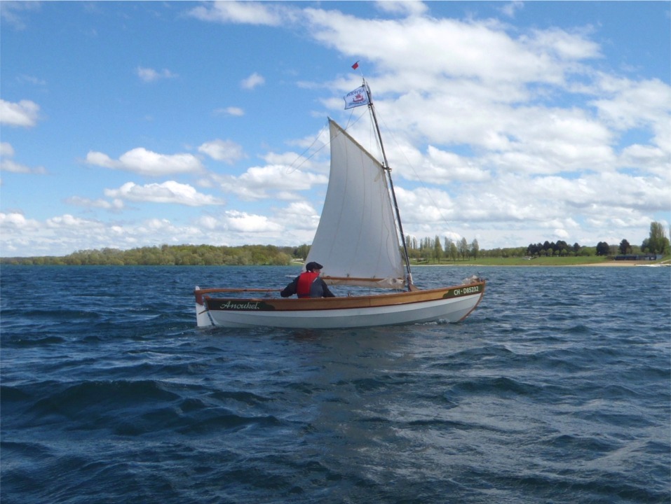 Première sortie de l'Anouket 2012. La voile est impeccable, même avec un ris, mais sans foc, Ludo a du mal à virer, et il nous fera une belle démo de virtuosité dans les empannages. 