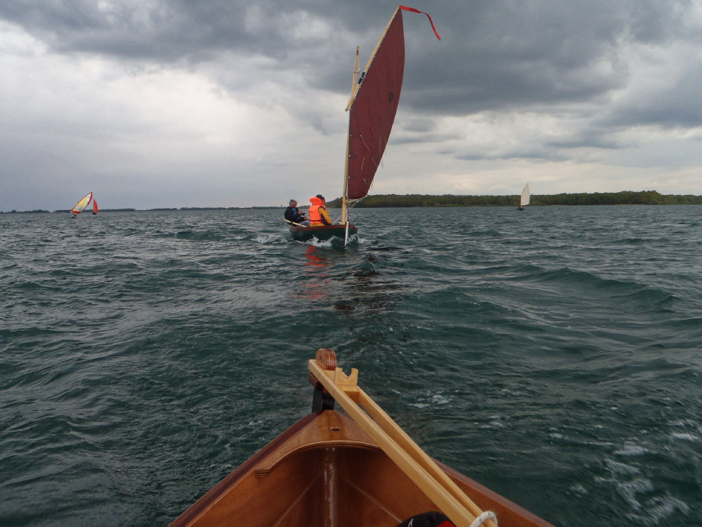 Je suis poursuivi par l'Aber "Point-Virgule" de Marc, barr&eacute; par Pierre. Pour r&eacute;pondre &agrave; une question qui m'a &eacute;t&eacute; pos&eacute;e, le "truc" sur ma barre permet de bloquer (pas tout &agrave; fait mais suffisamment) le stick quand je ne m'en sers pas. 